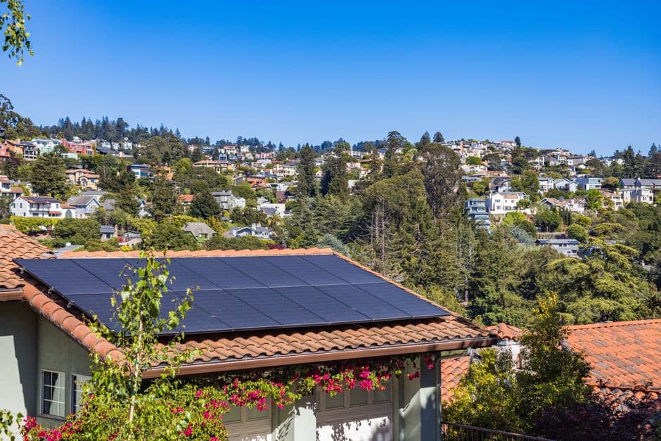 New solar panels in Great Britain at 15-year high as fossil fuel costs soar · Photo by Robert So on Pexels