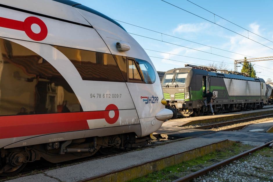 TPE invests £1bn in battery trains amid push to decarbonise UK transport · Photo by Vladimir Srajber on Pexels